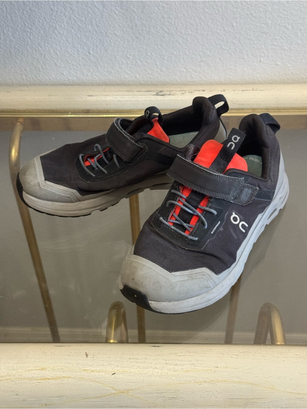 On Running Kids Black and Red Sneakers with Hook-and-Loop Strap